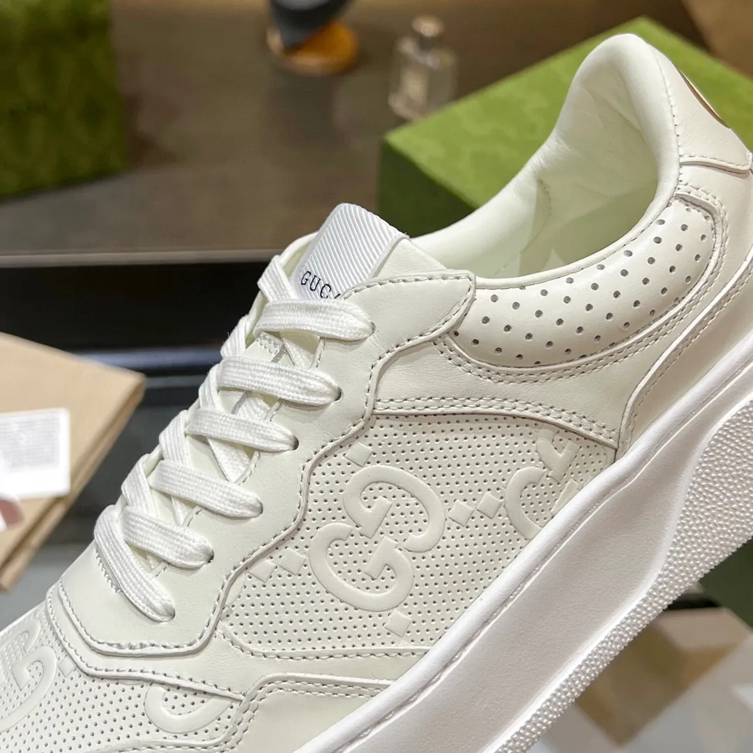 👟👟Ex-factory price 480👟👟 Women's Shoes Women's Clothing Women's Shoes Women's Clothing Gucci - the new Chunky B series lightweight soft thick sole sports series! G's couple's white shoes, Gucci counter style, Gucci catwalk style! The style design is light, luxurious and retro...thick sole increases height...similar to an upgraded version of classic white shoes! Original customized cowhide fabric (classic old floral fabric, perforation, embossing process), cowhide lining, original foam lightweight outsole, GG Logo on the heel, 4cm thick sole, classic Gucci webbing... Women's 35-40/Men's 38-44 (full size)